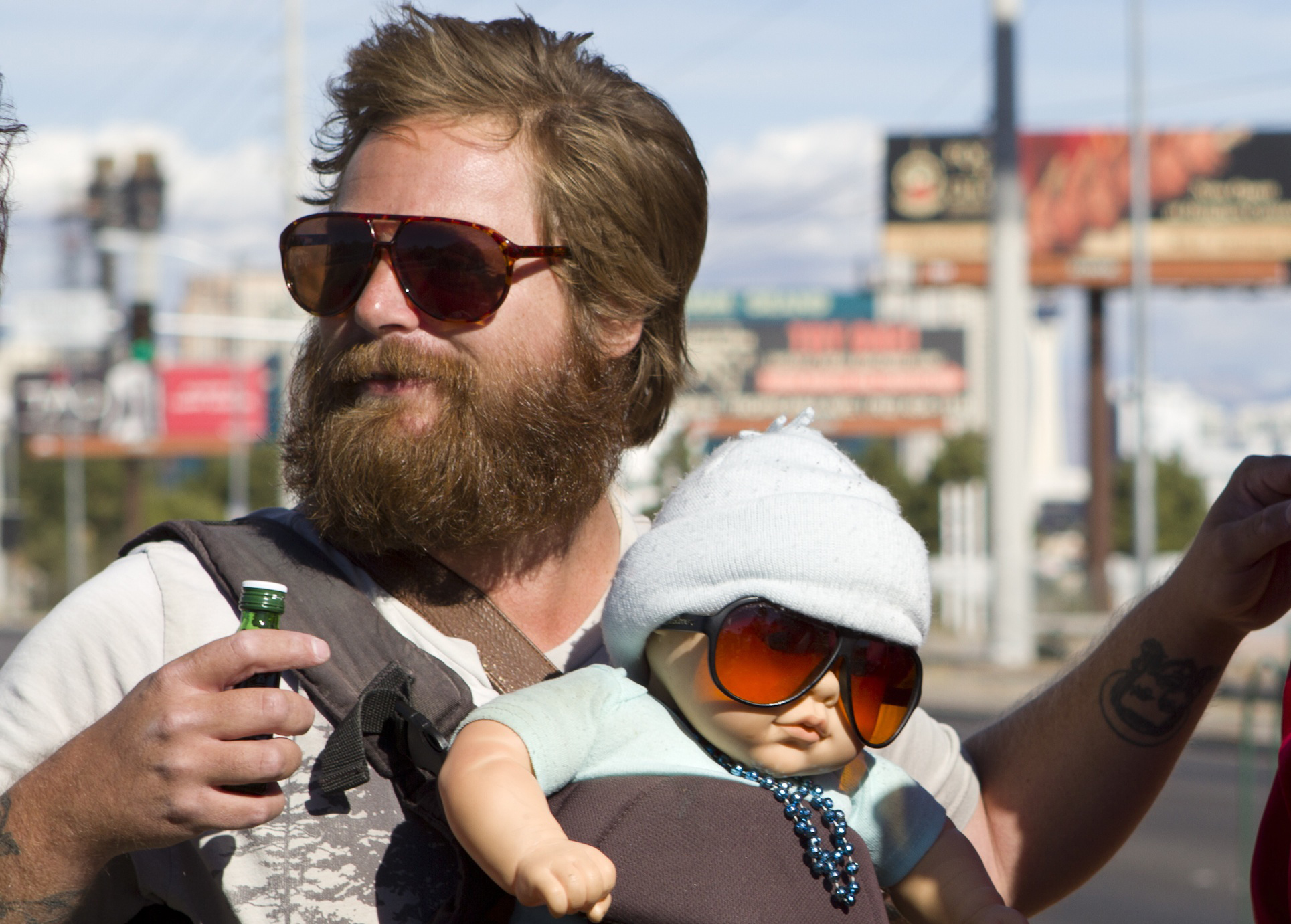 Ребенок с бородой. Мальчишник в Вегасе Галифианакис. Зак Галифианакис с ребенком. Аллан мальчишник в Вегасе.